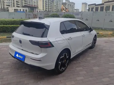 Volkswagen Golf 2024, 8000 км, за 16744.82 USD