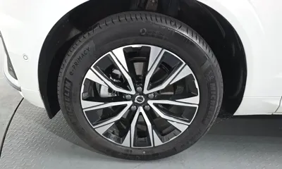Volvo XC60 2025, 12849 км, за 39072.82 USD