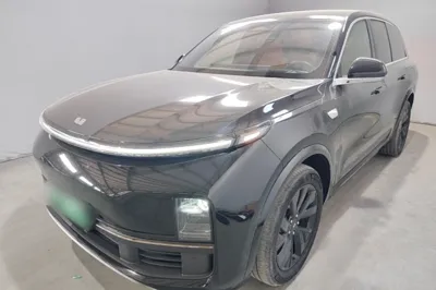 Li Auto L8 · 2023 год