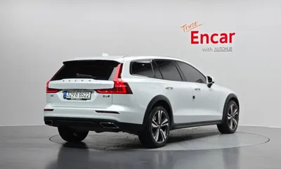 Volvo V60 2021, 39940 км, за 24796.11 USD