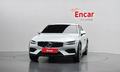 Volvo V60 2021, 39940 км, за 24796.11 USD