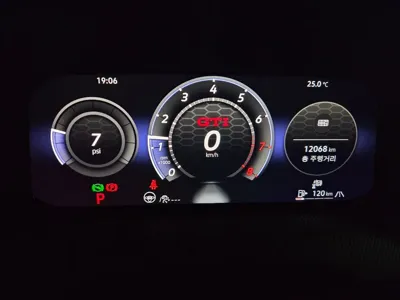 Volkswagen Golf 2025, 12068 км, за 26697.91 USD