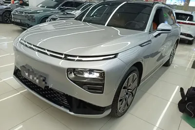 Xpeng G9 · 2022 год