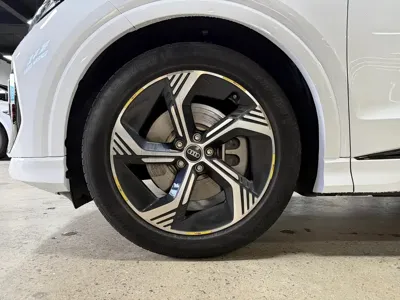 Audi Q4 e-tron 2024, 67000 км, за 18836.27 USD - фото 24