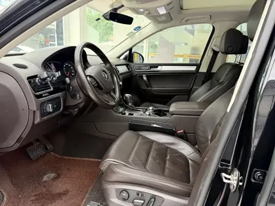 Volkswagen Touareg 2017, 130000 км, за 17116.86 USD