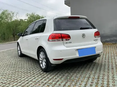 Volkswagen Golf 2013, 110000 км, за 2928.14 USD