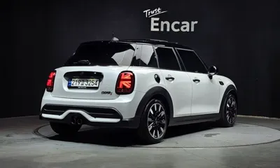 MINI Cooper 2023, 31945 км, за 16576.73 USD