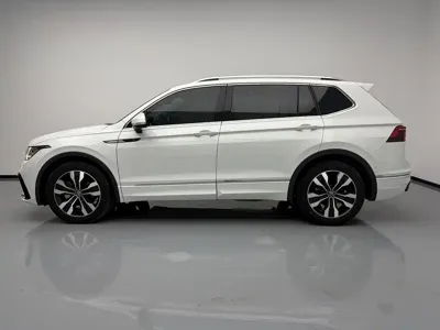 Volkswagen Tiguan L 2023, 23100 км, за 21600.52 USD - фото 7