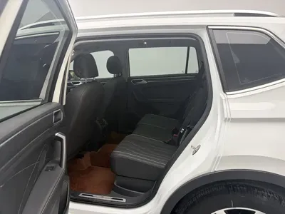 Volkswagen Tiguan L 2023, 23100 км, за 21600.52 USD - фото 13