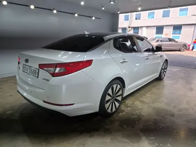 Kia K5 2011, 201842 км, за 2125.72 USD