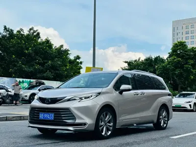 Toyota Sienna · 2024 год