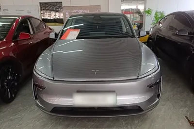Tesla Model Y 2025, 26800 км, за 41487 USD