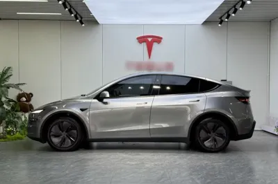 Tesla Model Y 2025, 26800 км, за 41487 USD