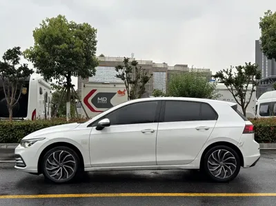 Volkswagen Golf 2022, 40700 км, за 10637.67 USD