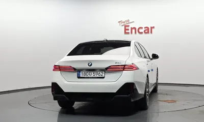 BMW 5-Series 2024, 11039 км, за 39413.7 USD