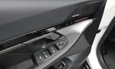 BMW 5-Series 2024, 11039 км, за 39413.7 USD - фото 35