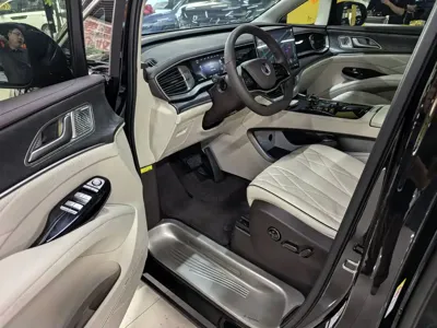 Denza Denza D9 2024, 24000 км, за 32678.75 USD
