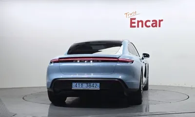 Porsche Taycan 2021, 31439 км, за 64329.79 USD