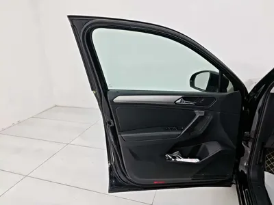 Volkswagen Tiguan L 2021, 54000 км, за 12273.63 USD - фото 9