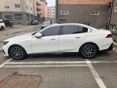 BMW 5-Series 2024, 22000 км, за 40042.01 USD