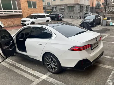BMW 5-Series 2024, 22000 км, за 40042.01 USD