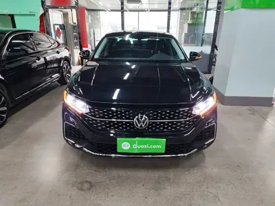 Volkswagen Passat 2025, 21700 км, за 18451.53 USD