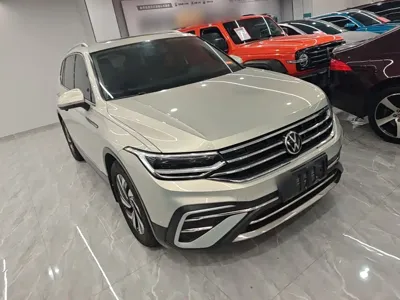 Volkswagen Tiguan L 2021, 101800 км, за 15140.82 USD