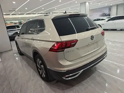Volkswagen Tiguan L 2021, 101800 км, за 15140.82 USD