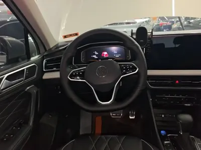 Volkswagen Tiguan L 2021, 101800 км, за 15140.82 USD - фото 11