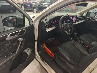 Volkswagen Tiguan L 2021, 101800 км, за 15140.82 USD - фото 16