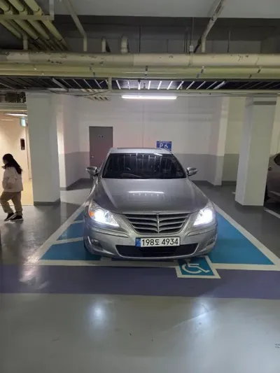 Hyundai Genesis 2011, 169000 км, за 4553.74 USD