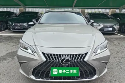 Lexus ES 2023, 9900 км, за 31029 USD