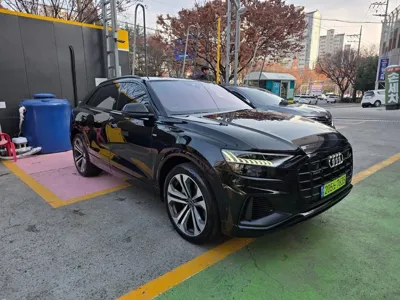 Audi Q8 2023, 28000 км, за 55255.78 USD