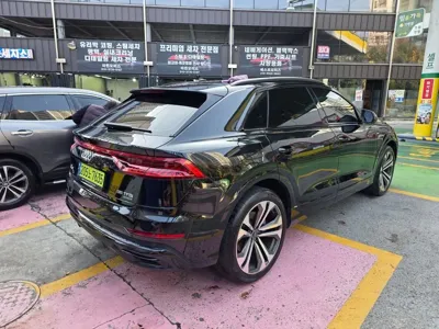 Audi Q8 2023, 28000 км, за 55255.78 USD