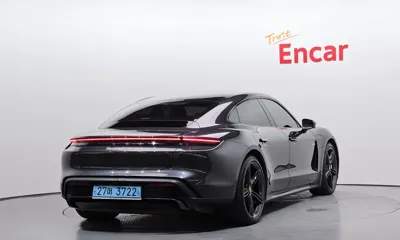 Porsche Taycan 2021, 79812 км, за 70366.69 USD