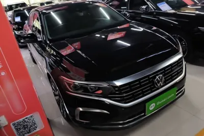 Volkswagen Passat 2023, 63900 км, за 19853 USD
