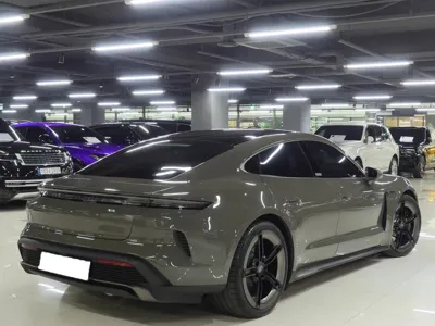Porsche Taycan 2025, 3900 км, за 161951.46 USD