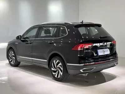 Volkswagen Tiguan L 2023, 24000 км, за 28810.36 USD - фото 6