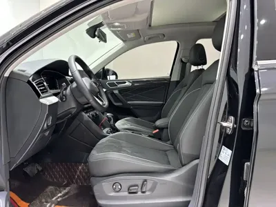 Volkswagen Tiguan L 2023, 24000 км, за 28810.36 USD - фото 7