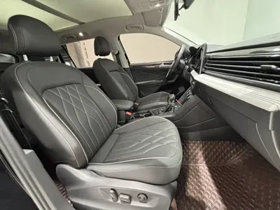 Volkswagen Tiguan L 2023, 24000 км, за 28810.36 USD - фото 8