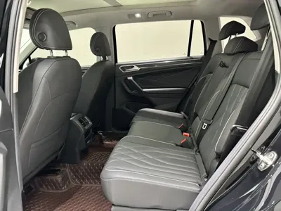 Volkswagen Tiguan L 2023, 24000 км, за 28810.36 USD - фото 9