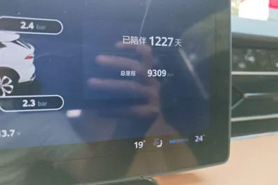 Roewe RX5 2023, 9300 км, за 9909 USD - фото 12