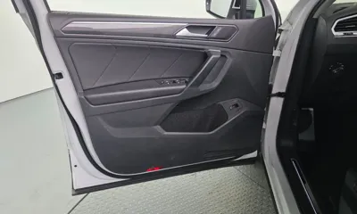 Volkswagen Tiguan 2020, 46723 км, за 21005.65 USD - фото 24