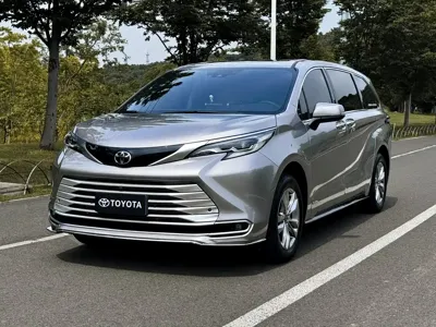 Toyota Sienna · 2025 год