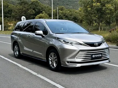 Toyota Sienna 2025, 15000 км, за 39551.91 USD