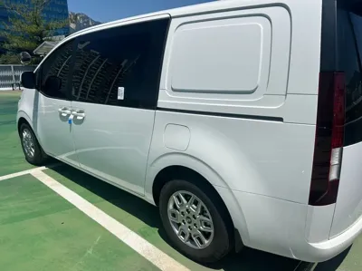 Hyundai Staria 2025, 8000 км, за 18681.9 USD