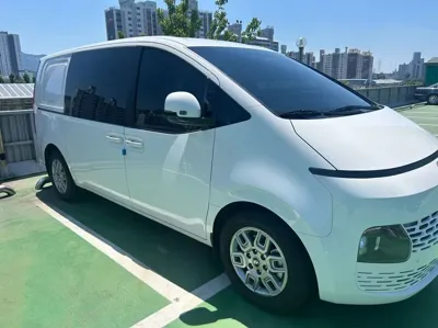 Hyundai Staria 2025, 8000 км, за 18681.9 USD