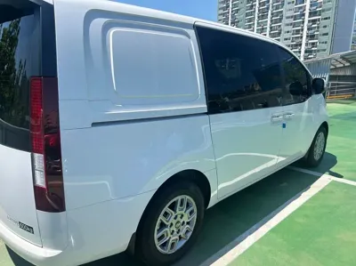 Hyundai Staria 2025, 8000 км, за 18681.9 USD
