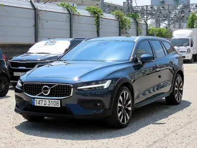 Volvo V60 2023, 32592 км, за 27687.31 USD