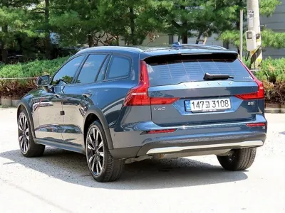 Volvo V60 2023, 32592 км, за 27687.31 USD